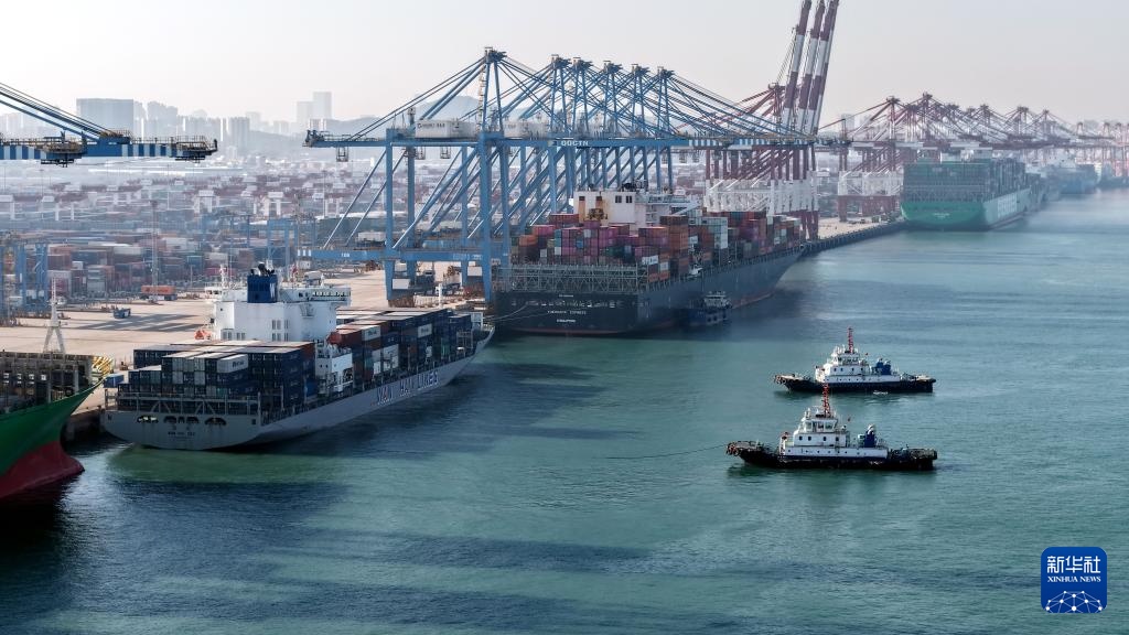山东港口青岛港:巨轮频靠作业忙 山东港口青岛港:巨轮频靠作业忙