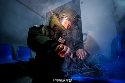 屏住呼吸!近距离感受武警官兵搜排爆训练 屏住呼吸!近距离感受武警官兵搜排爆训练