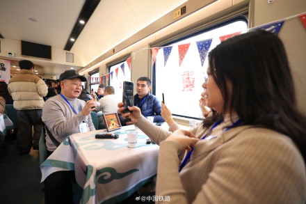 今冬首趟“悠享龙江·银旅号”冰雪旅游列车开行