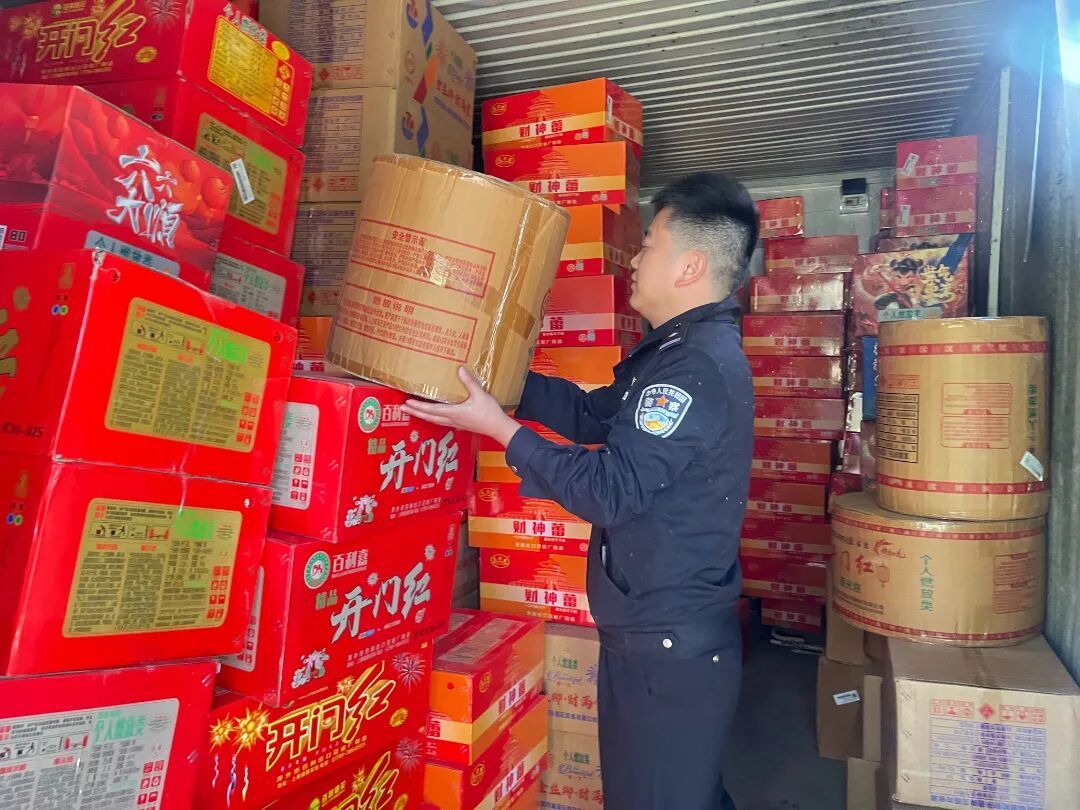 杭州田间集装箱暗藏玄机，警方一举查获400多箱烟花爆竹