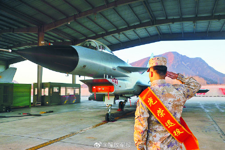 告别军营!又一批老兵卸下肩章领花 告别军营!又一批老兵卸下肩章领花