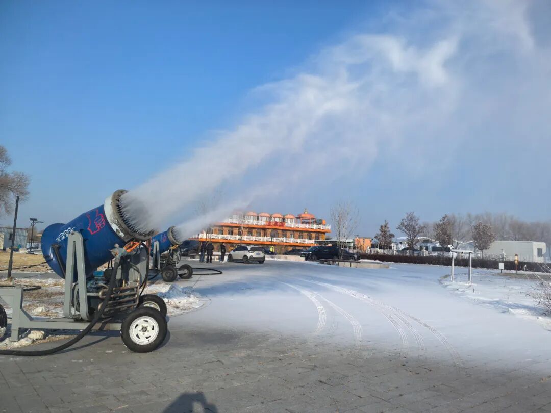 雪圈顶流“圆润”归来！哈尔滨“网红大雪人”开启造雪施工