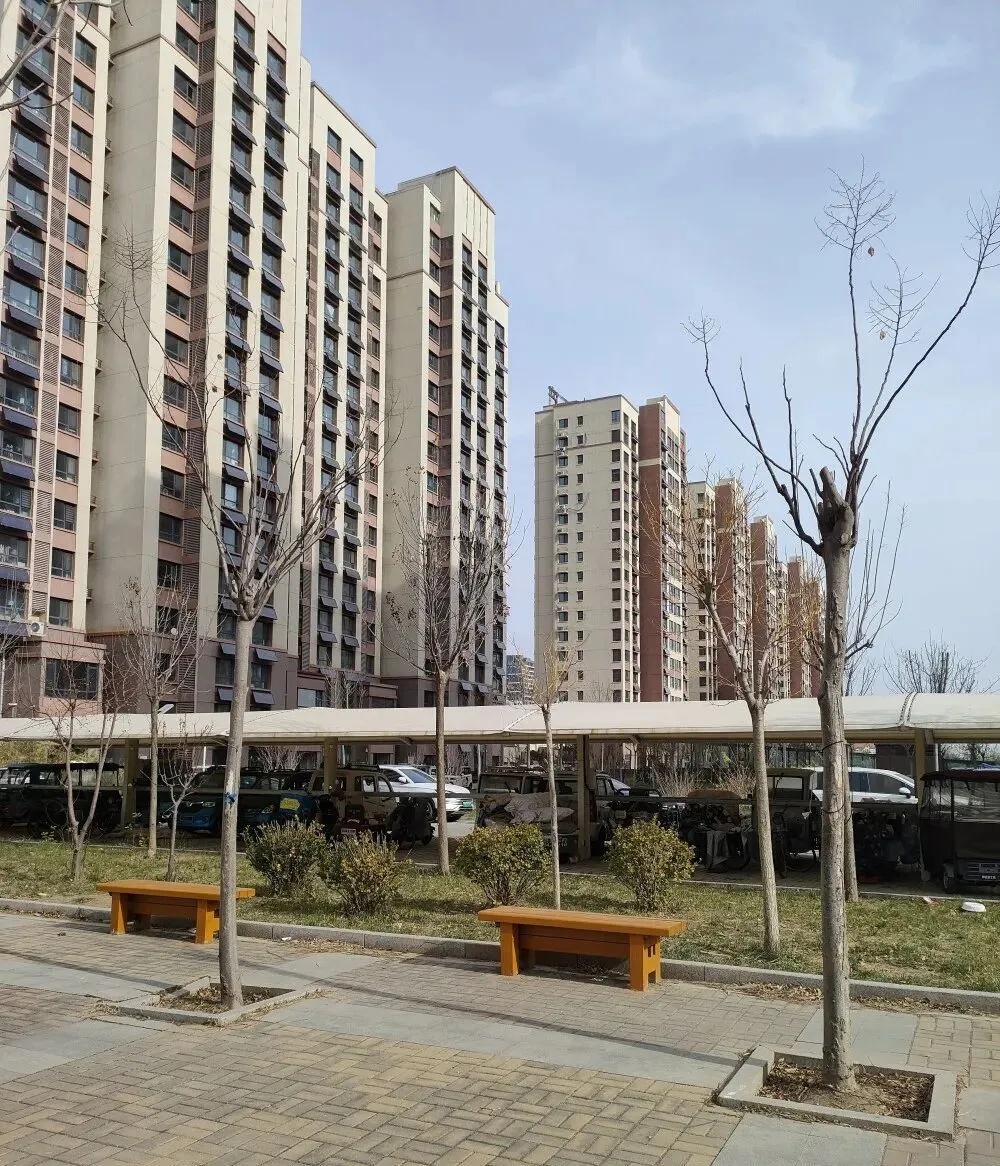 “一摸满手是血”！男子回家途中遭晾衣绳“割喉”，架绳人至今没找到，物业回应