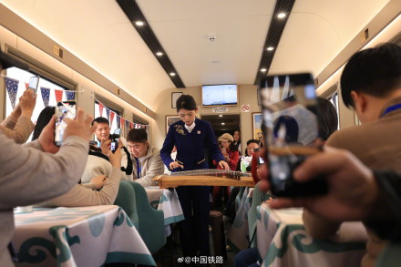 今冬首趟“悠享龙江·银旅号”冰雪旅游列车开行