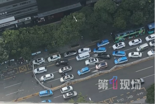 深南大道一路段突发意外！市民交警纷纷出手…