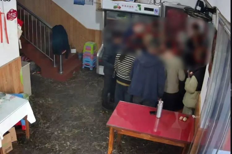杭州一家烧烤店里开设赌博窝点，9人被处罚！