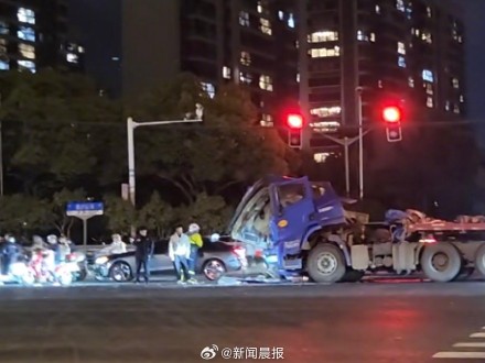 钢卷挤压驾驶室 司机逃过一劫