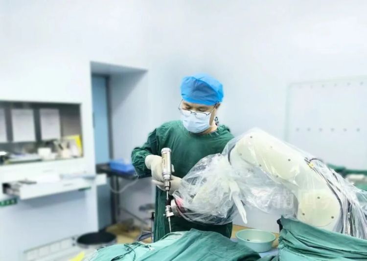 不要吃！不要吃！广西男子脑中揪出5厘米长虫！医生紧急提醒