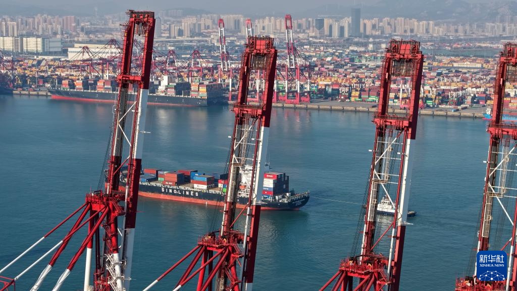 山东港口青岛港:巨轮频靠作业忙 山东港口青岛港:巨轮频靠作业忙