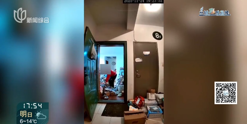 辣眼睛！沪一男子出门频频裸露臀部 女邻居崩溃