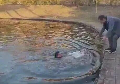 刷屏全网的黑衣男子找到了，为这位大学教授点赞！