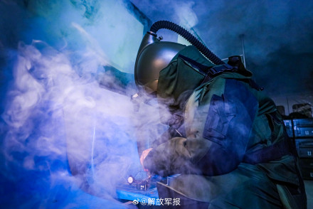 屏住呼吸!近距离感受武警官兵搜排爆训练 屏住呼吸!近距离感受武警官兵搜排爆训练