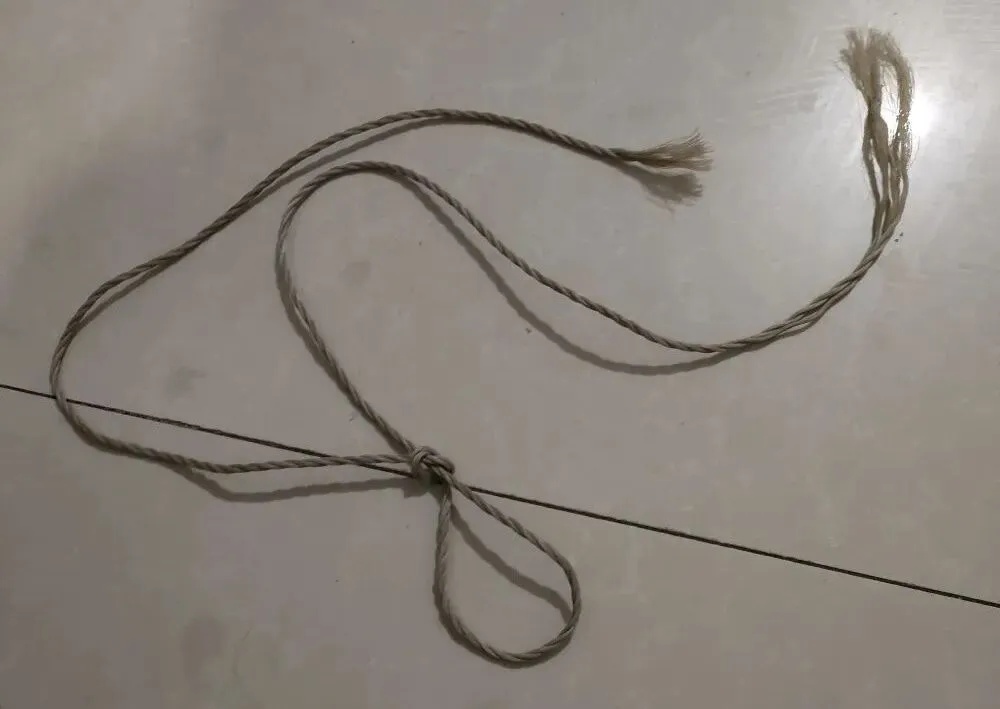 “一摸满手是血”！男子回家途中遭晾衣绳“割喉”，架绳人至今没找到，物业回应