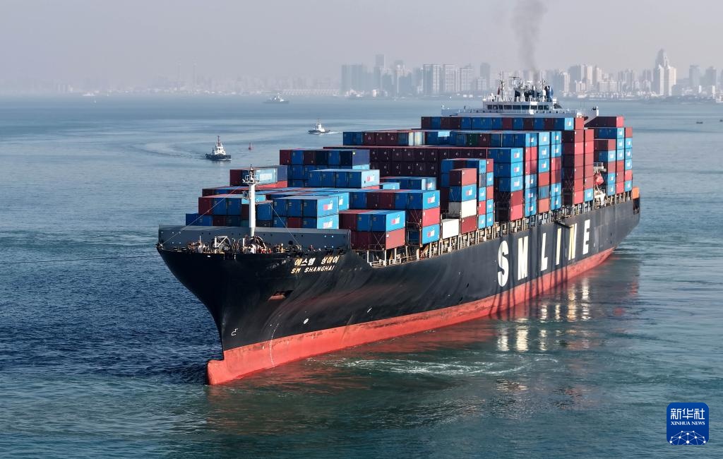 山东港口青岛港:巨轮频靠作业忙 山东港口青岛港:巨轮频靠作业忙