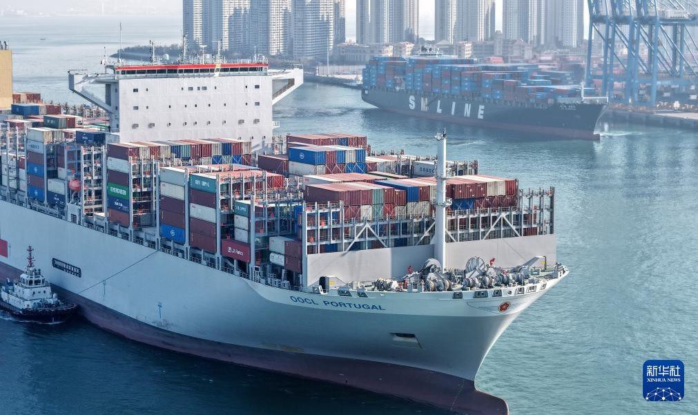 山东港口青岛港:巨轮频靠作业忙 山东港口青岛港:巨轮频靠作业忙