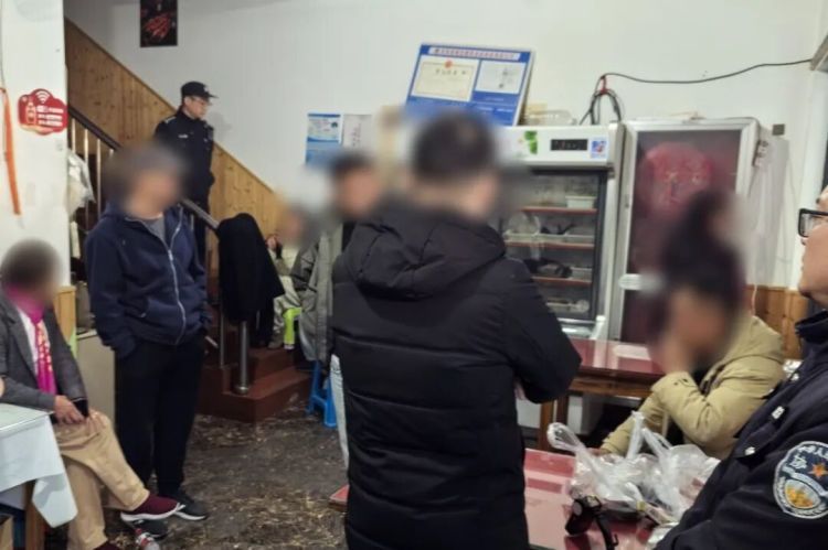 杭州一家烧烤店里开设赌博窝点，9人被处罚！