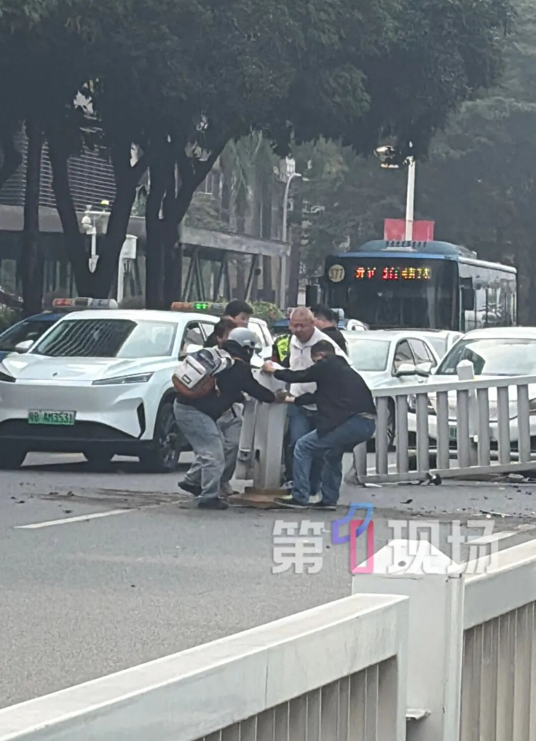 深南大道一路段突发意外！市民交警纷纷出手…