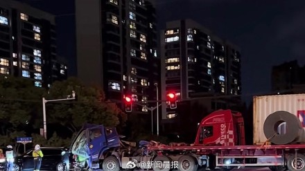 钢卷挤压驾驶室 司机逃过一劫