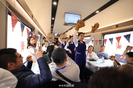 今冬首趟“悠享龙江·银旅号”冰雪旅游列车开行