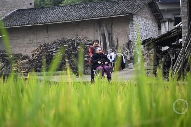 她，111岁，重庆健在的最长寿老人！爱漂亮爱锻炼，现在还能自己梳头