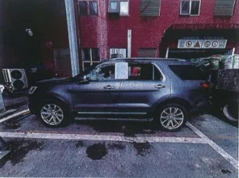 情侣吵架情绪上头，女子用打火机点燃毛巾后丢进男友车内！