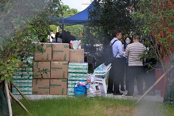 香港大埔宏福苑援助基金总额约28亿港元，受影响家庭生活津贴增至每户10万，部分居民回家收拾行李