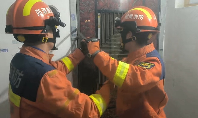 70岁老太出门遛个弯,被消防员救了两次! 70岁老太出门遛个弯,被消防员救了两次!