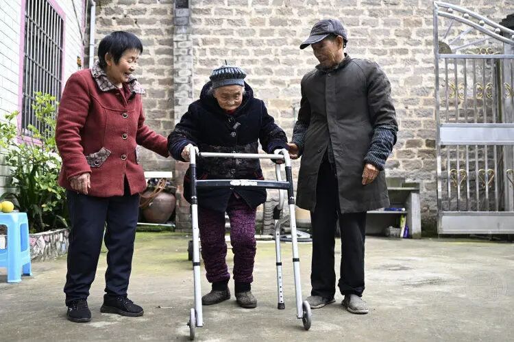 她，111岁，重庆健在的最长寿老人！爱漂亮爱锻炼，现在还能自己梳头
