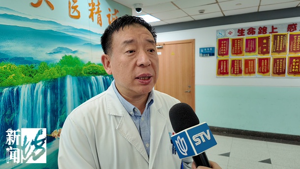 女子嫌耳朵不够美，跟风改造竟致“眼歪嘴斜”：喝水吃饭都漏