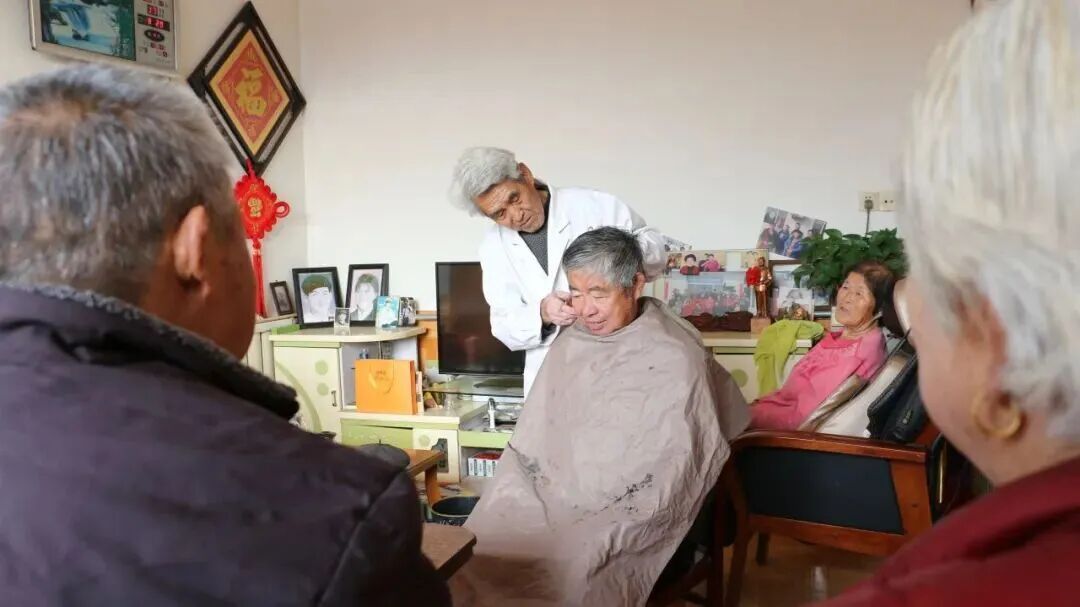 84岁，一把推子！这位老人义务理发30多年……