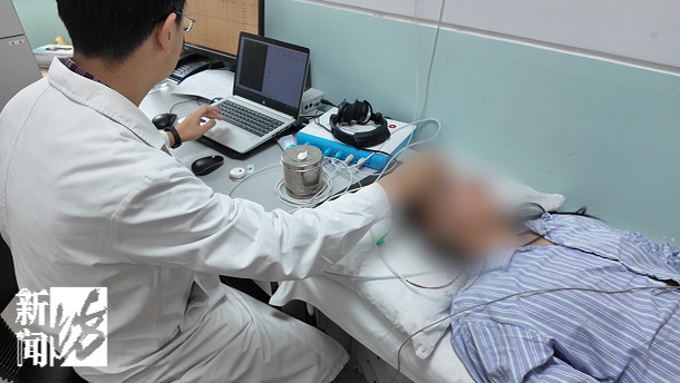 女子嫌耳朵不够美，跟风改造竟致“眼歪嘴斜”：喝水吃饭都漏