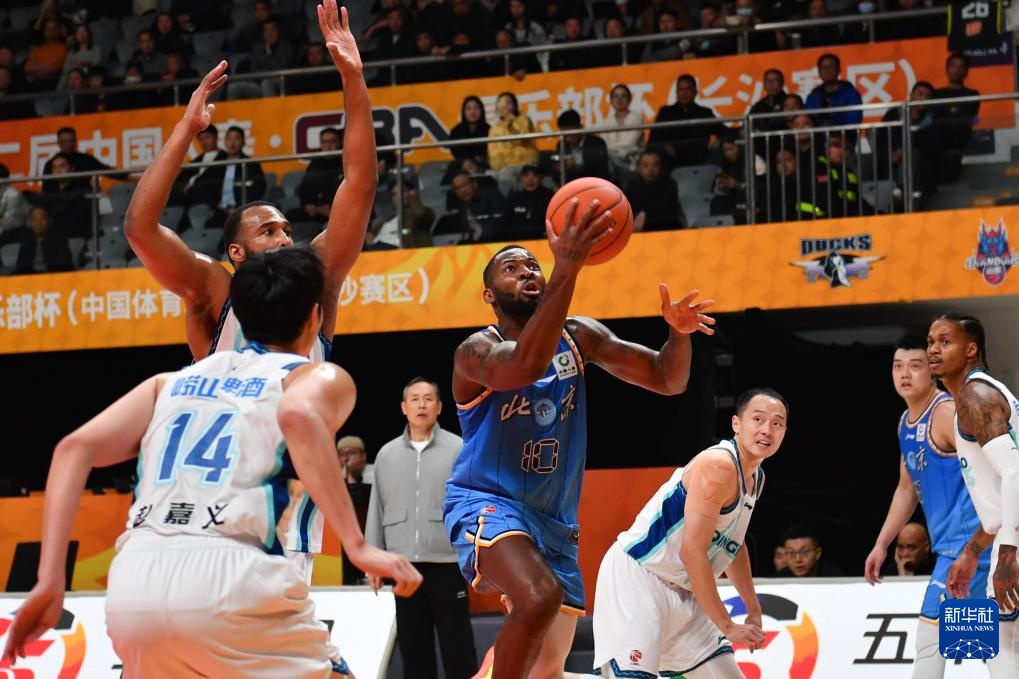 CBA俱乐部杯赛：青岛崂山啤酒胜北京北汽