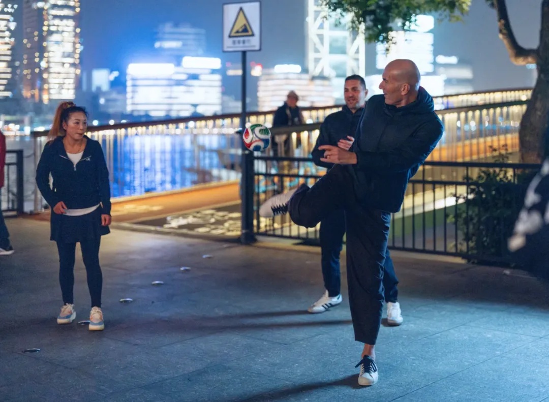 齐达内晒和樊振东打球照，足球界和乒乓球界梦幻联动，网友直呼：太帅了