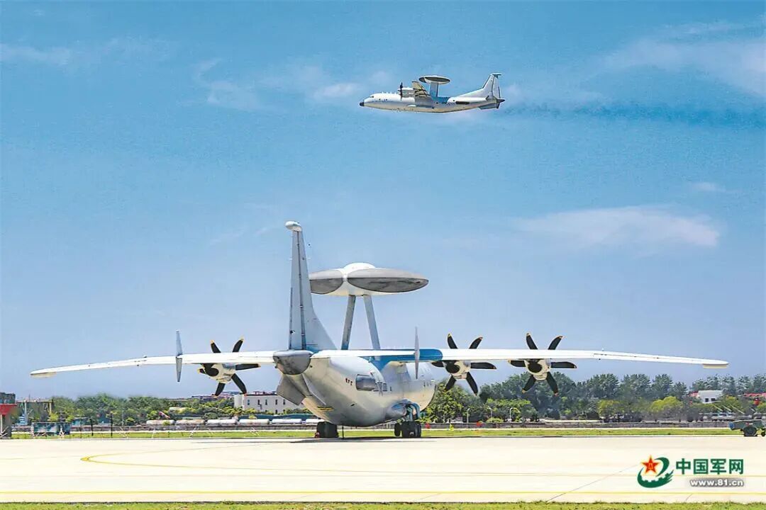 外机最近不足100米，对峙近20分钟！当我军战机在远海空域突遇险情……