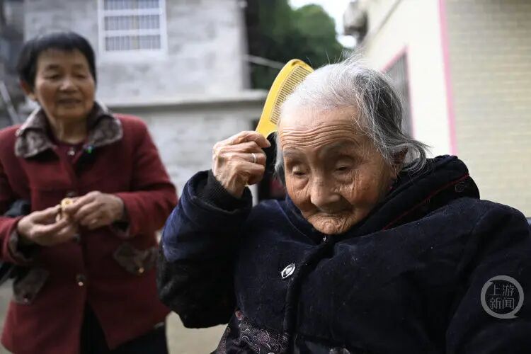 她，111岁，重庆健在的最长寿老人！爱漂亮爱锻炼，现在还能自己梳头