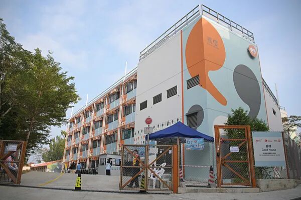 香港大埔宏福苑援助基金总额约28亿港元，受影响家庭生活津贴增至每户10万，部分居民回家收拾行李