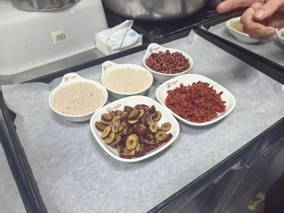 突然爆火！成都医院开始卖面包了，很多人提前排队抢！厨师：凌晨4点半就开做……