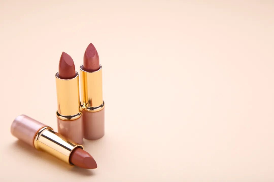 口红、美甲，色彩为何越来越淡？