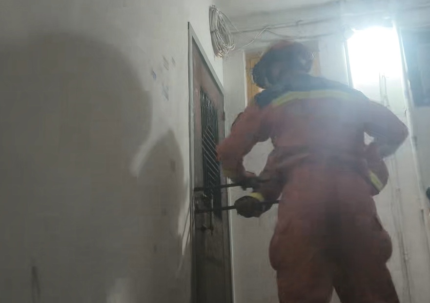 70岁老太出门遛个弯,被消防员救了两次! 70岁老太出门遛个弯,被消防员救了两次!