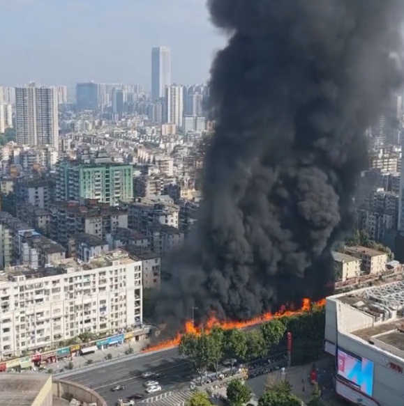 4车连烧！现场浓烟滚滚！