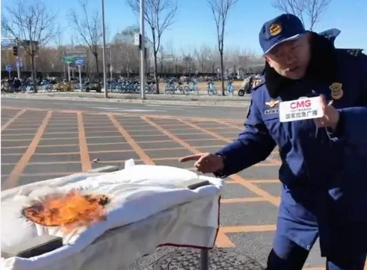 燃烧后可达800℃ 消防实验告诉你高空抛烟头有多危险