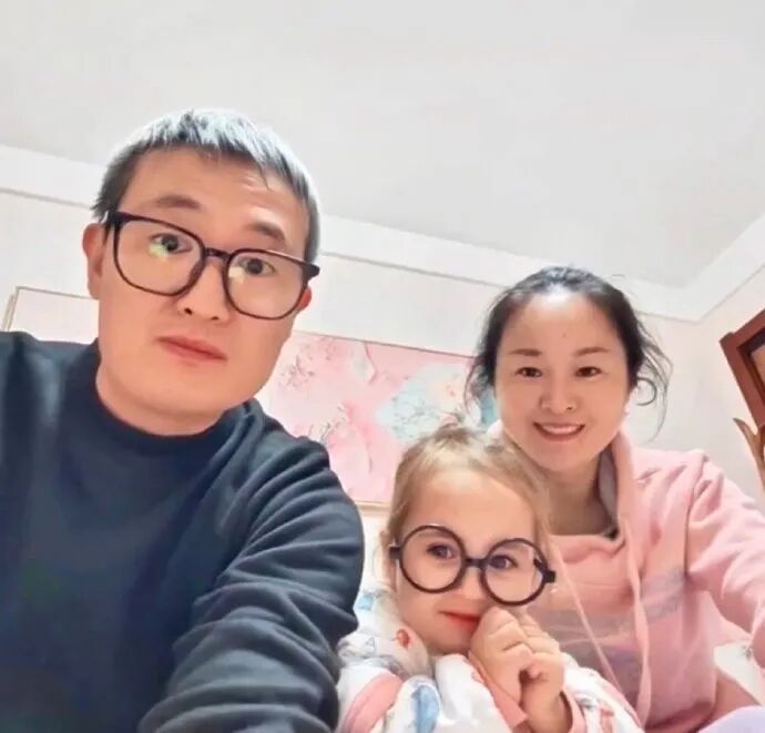 中国夫妻生出金发碧眼女儿，亲子鉴定为亲生，孩子母亲回应