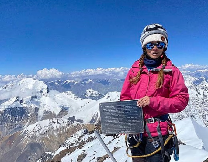 奥地利女子爬山失温，男友独自下山求助致其冻死，被控过失杀人