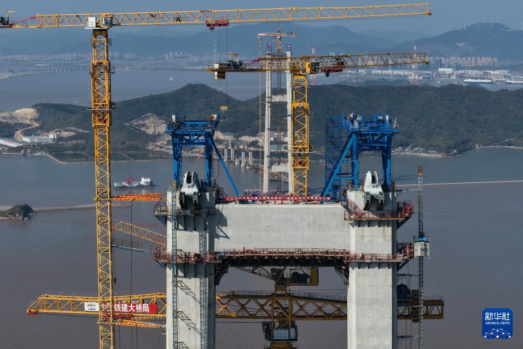 浙江:双屿门特大桥先导索成功过海 浙江:双屿门特大桥先导索成功过海