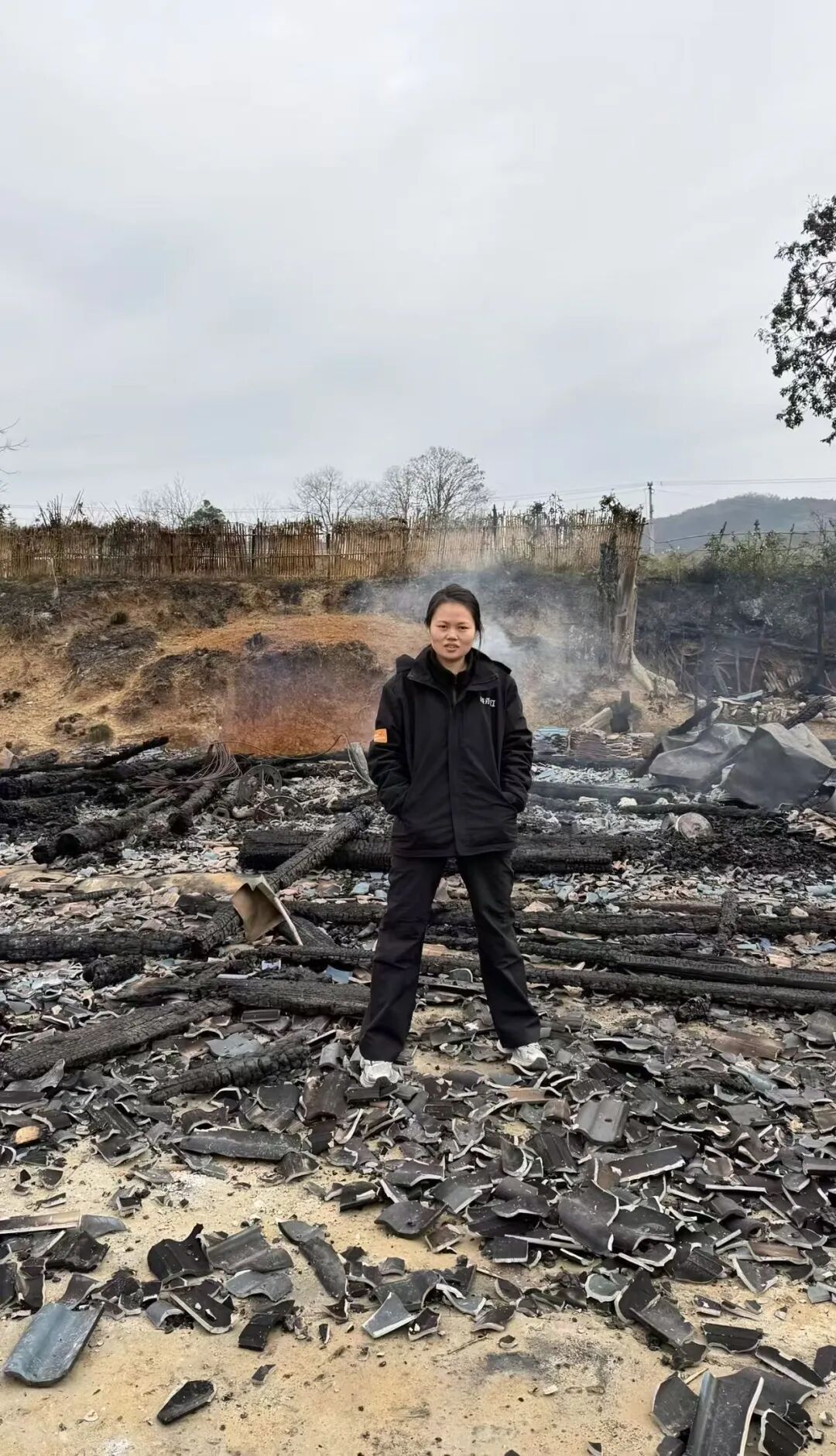 “除了生死，其他都只算擦伤”房子被大火烧光，怀化女子淡定与废墟合影