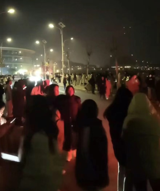 凌晨，一高校紧急疏散数千名学生！