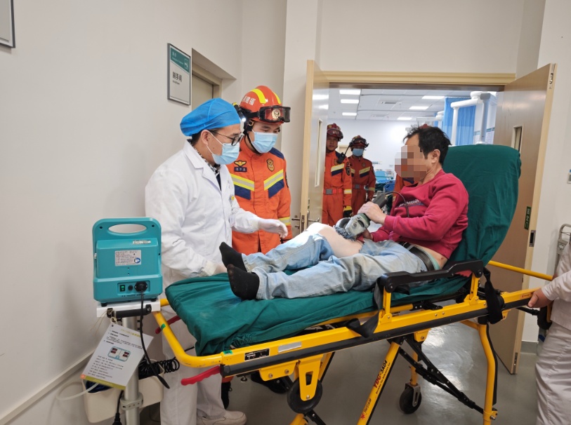 看着都疼！男子一个疏忽，导致大腿被切……