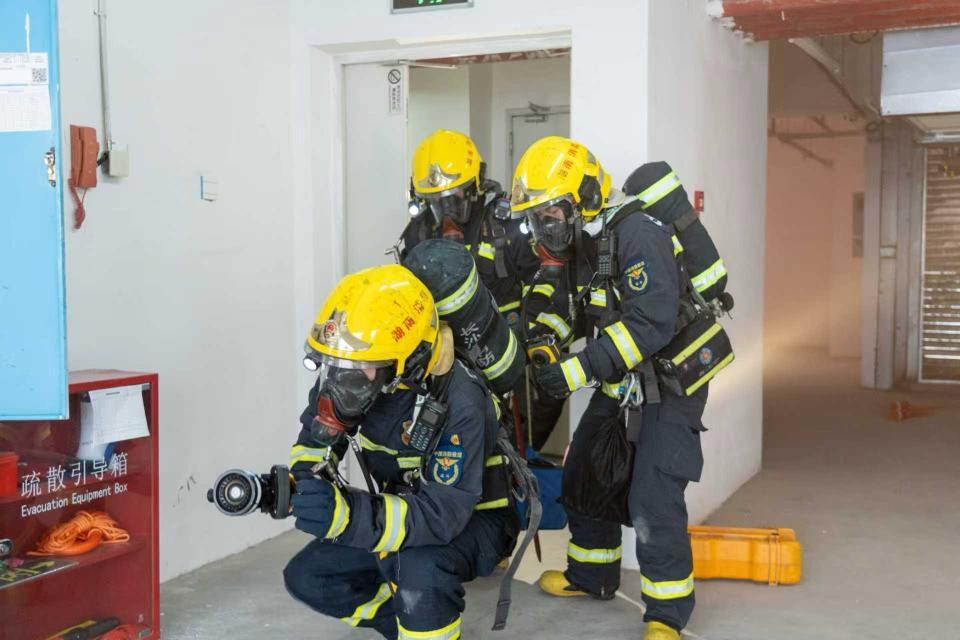 直击200米高空！长沙消防上演超高层“生死救援”