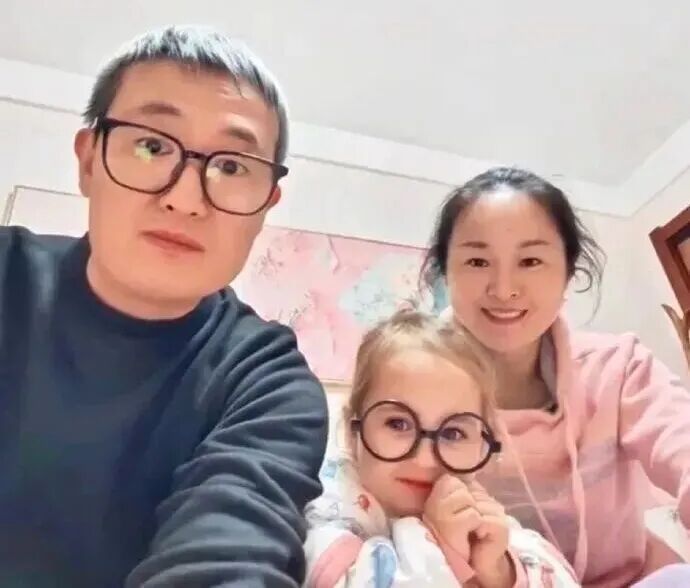 中国夫妻生出金发碧眼女儿！一度以为"抱错"…亲子鉴定为亲生！孩子母亲回应