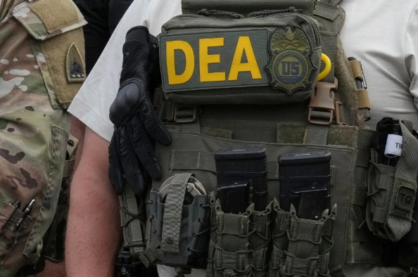 美国毒品管制局一名61岁退休探员被控帮墨西哥贩毒集团洗钱，金额超千万美元